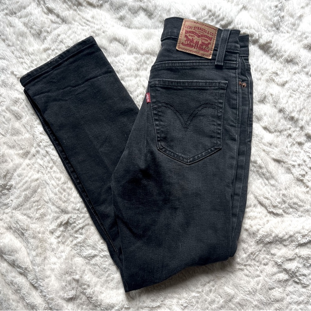 Levi Black Wedgie Straight Jean - color: Cut & dry -